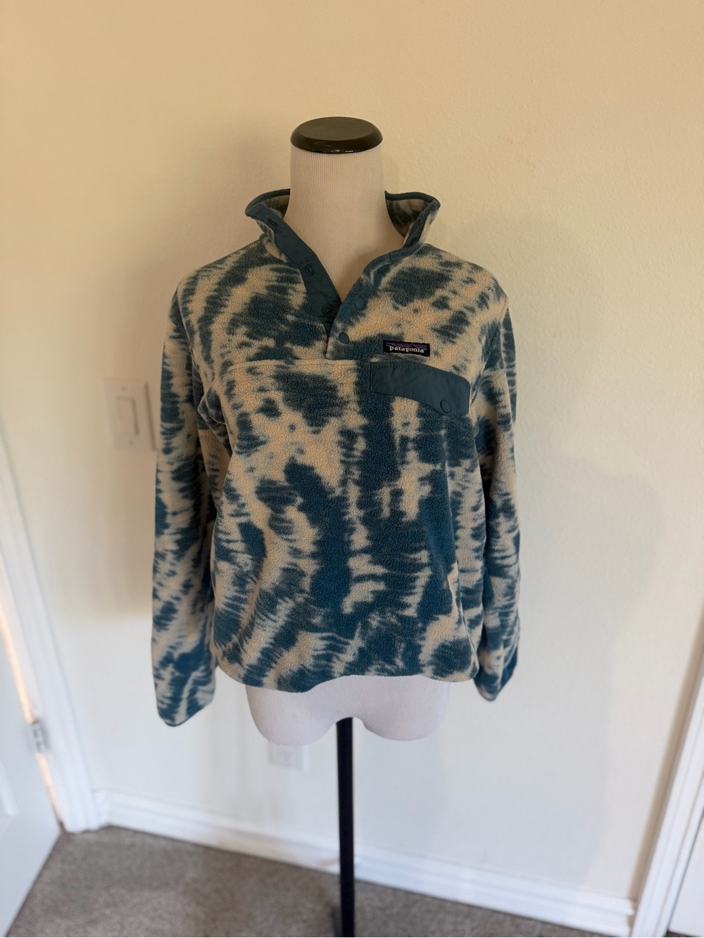 Patagonia Teal and Cream Tie-Dye Snap Pullover